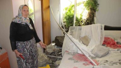 Amasya’da bir evin istinat duvarı önündeki evin üzerine çöktü. Duvar