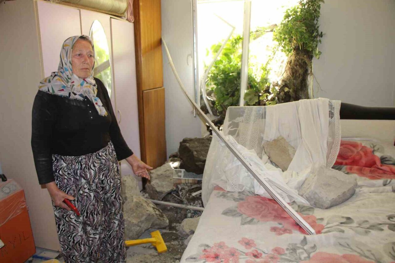 Amasya’da bir evin istinat duvarı önündeki evin üzerine çöktü. Duvar