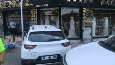 Amasya’da araçla çarpışan otomobil kontrolden çıkarak mağazanın vitrinine daldı. Kaza