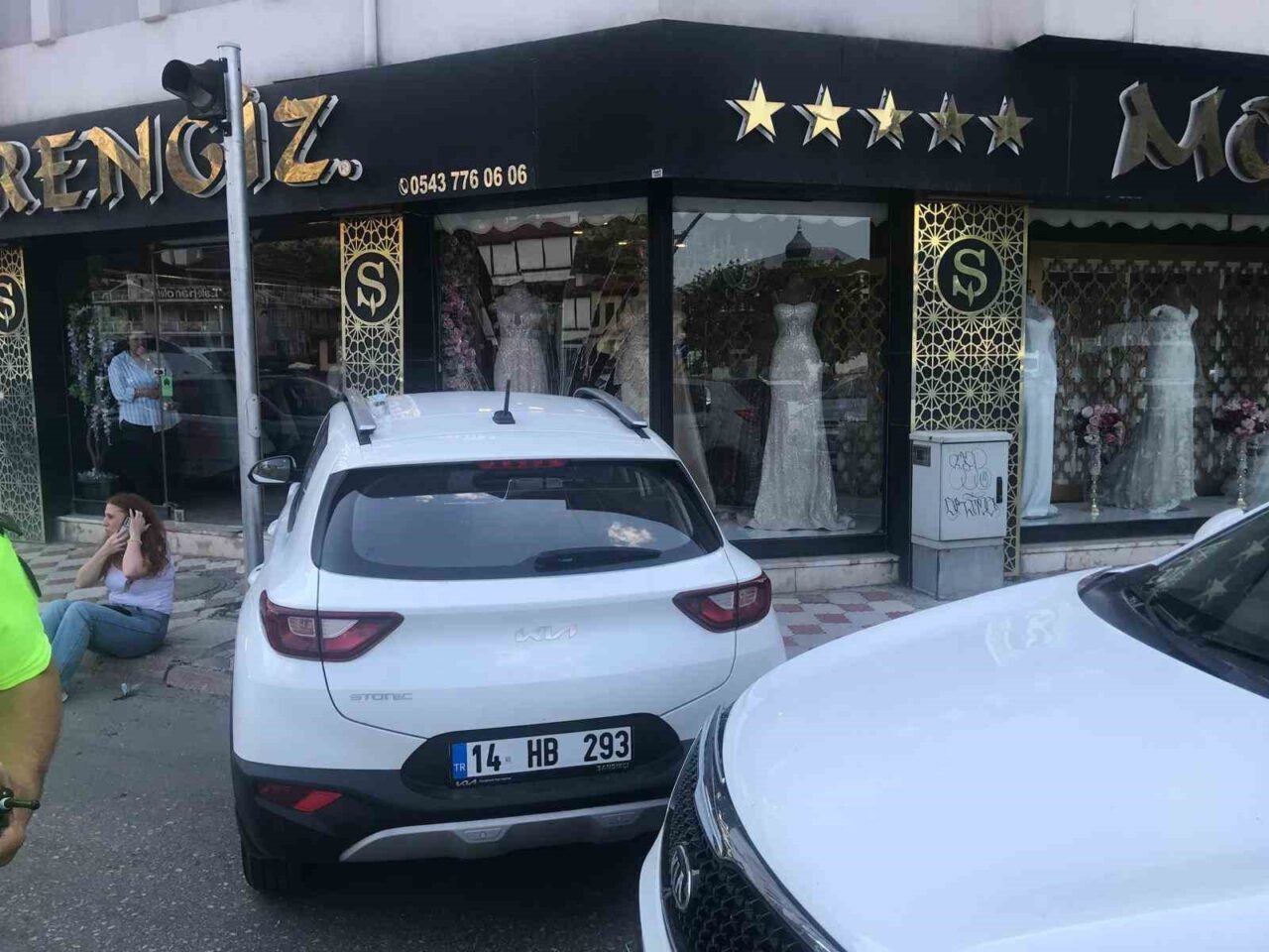 Amasya’da araçla çarpışan otomobil kontrolden çıkarak mağazanın vitrinine daldı. Kaza