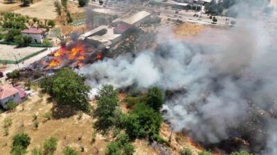 Amasya’nın Merzifon ilçesinde kereste deposunda yangın çıktı. Deponun yanındaki eve