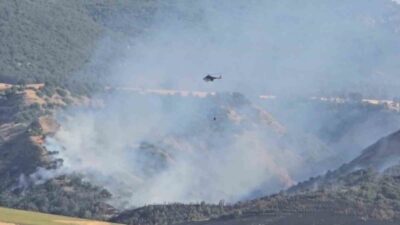 Amasya’da tarlada çıkan yangın ormana sıçradı. Alevlere ekiplerin yanı sıra