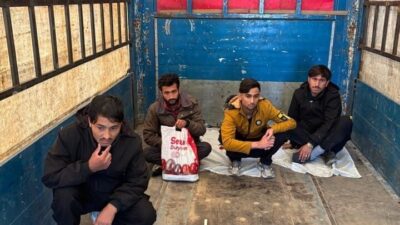 Amasya’da polis ekiplerince durdurularak arama yapılan tırda Afganistan uyruklu 4