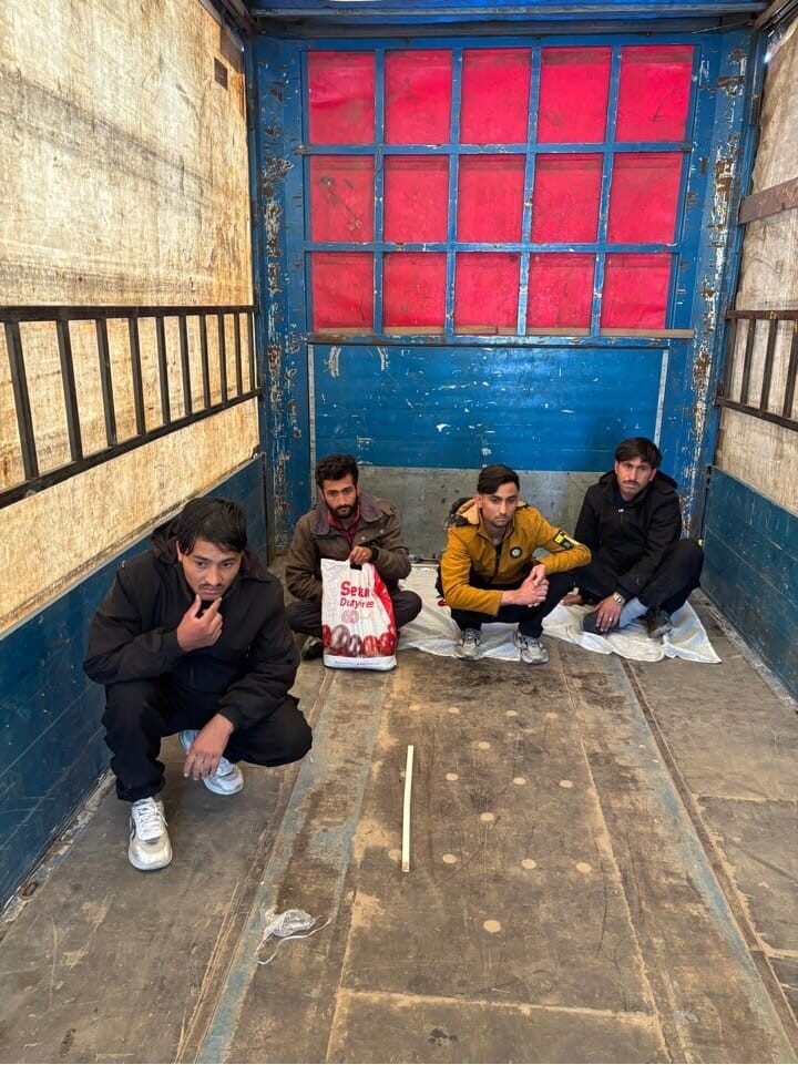 Amasya’da polis ekiplerince durdurularak arama yapılan tırda Afganistan uyruklu 4