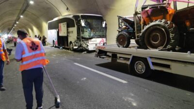 Amasya’da tünelde yolcu otobüsüyle traktör çarpıştı, kaza 1 kişi yaralandı.