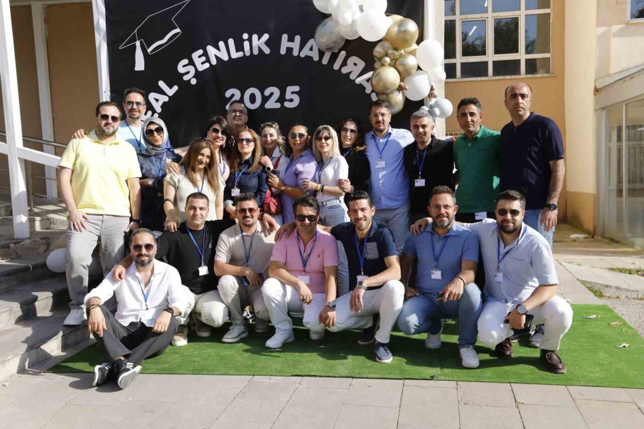 Erzurum Merkez Anadolu Lisesi (EAL) mezunları geleneksel mezun şenliğinde buluştu.