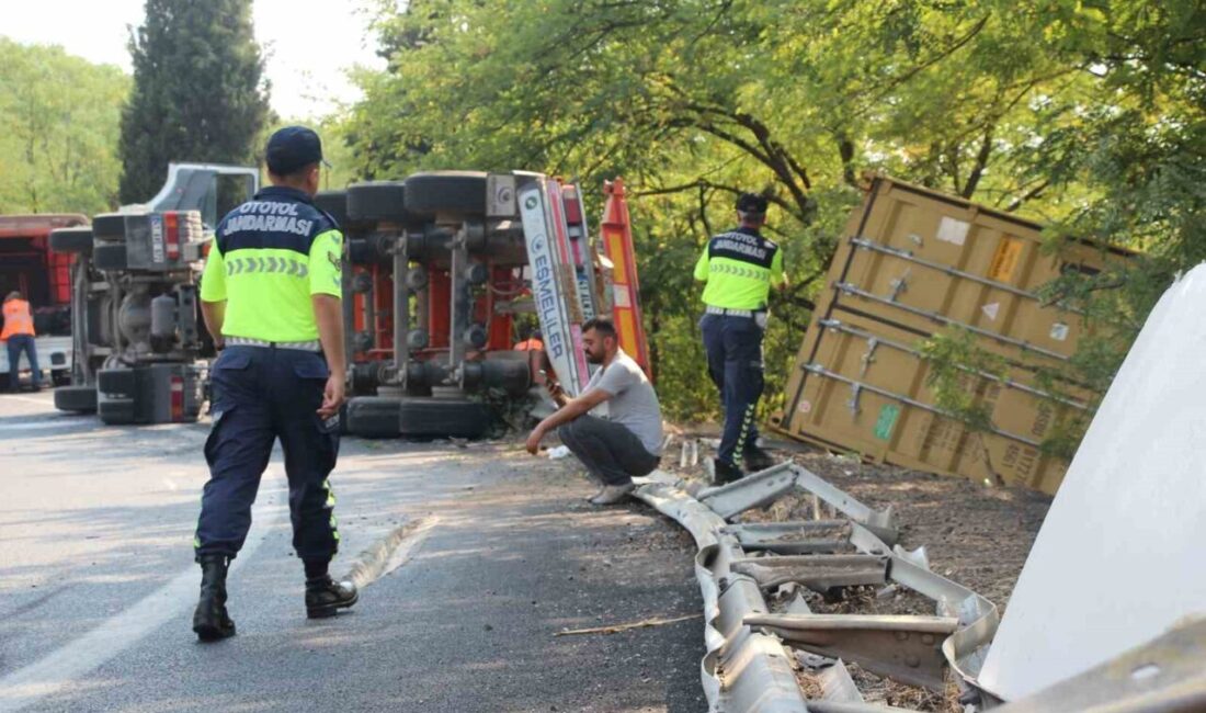Anadolu Otoyolu Akyazı gişeleri bağlantı yolunda sürücüsünün kontrolünden çıkan tır