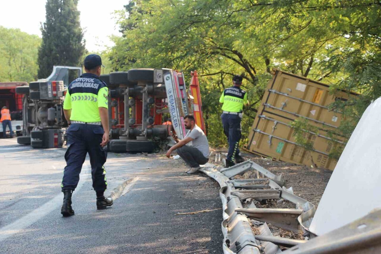 Anadolu Otoyolu Akyazı gişeleri bağlantı yolunda sürücüsünün kontrolünden çıkan tır
