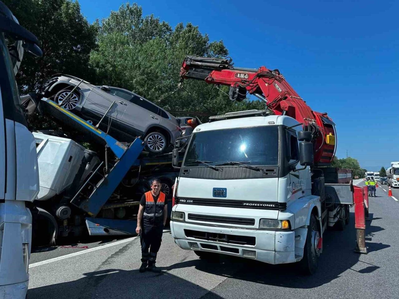 Anadolu Otoyolu Sakarya sıfır kilometre Togg araçları taşıyan tır, önünde