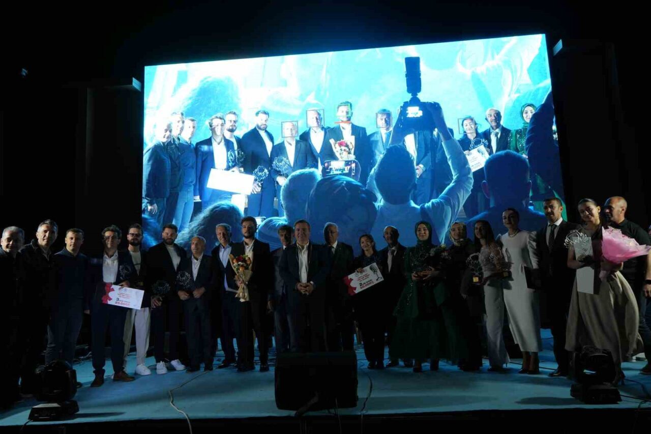 Erzincan’da düzenlenen Canlı Sesler Ses Yarışmasında final coşkusu yaşandı. Erzincan’ın