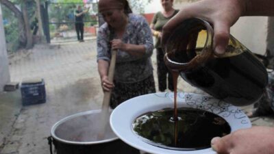 Kendine has kokusu ve özelliği ile dikkat çeken dut pekmezi,