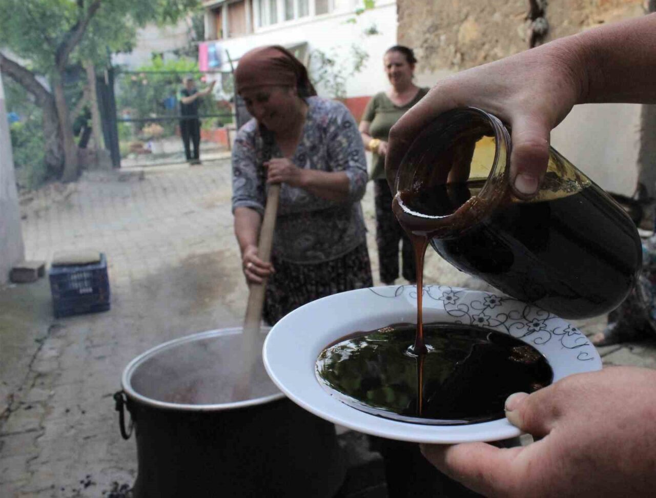 Kendine has kokusu ve özelliği ile dikkat çeken dut pekmezi,