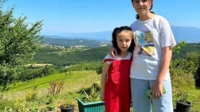 Kocaeli’nin İzmit ilçesinde trafik ışıklarında otomobile çarparak anne ve 2