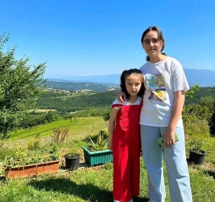 Kocaeli’nin İzmit ilçesinde trafik ışıklarında otomobile çarparak anne ve 2