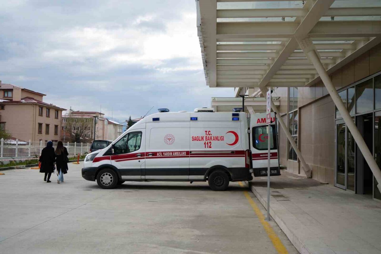 Erzincan’da binanın 3’ncü katından düşen kadın ağır yaralandı. Olay, bugün