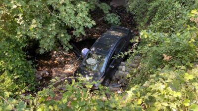 Kocaeli’nin Derince ilçesinde sürücüsünün park etmeye çalıştığı otomobil, yaklaşık 7