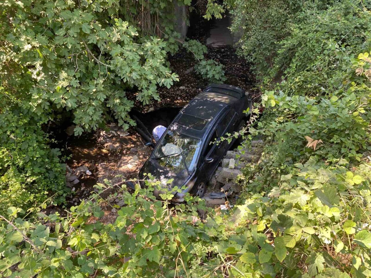 Kocaeli’nin Derince ilçesinde sürücüsünün park etmeye çalıştığı otomobil, yaklaşık 7