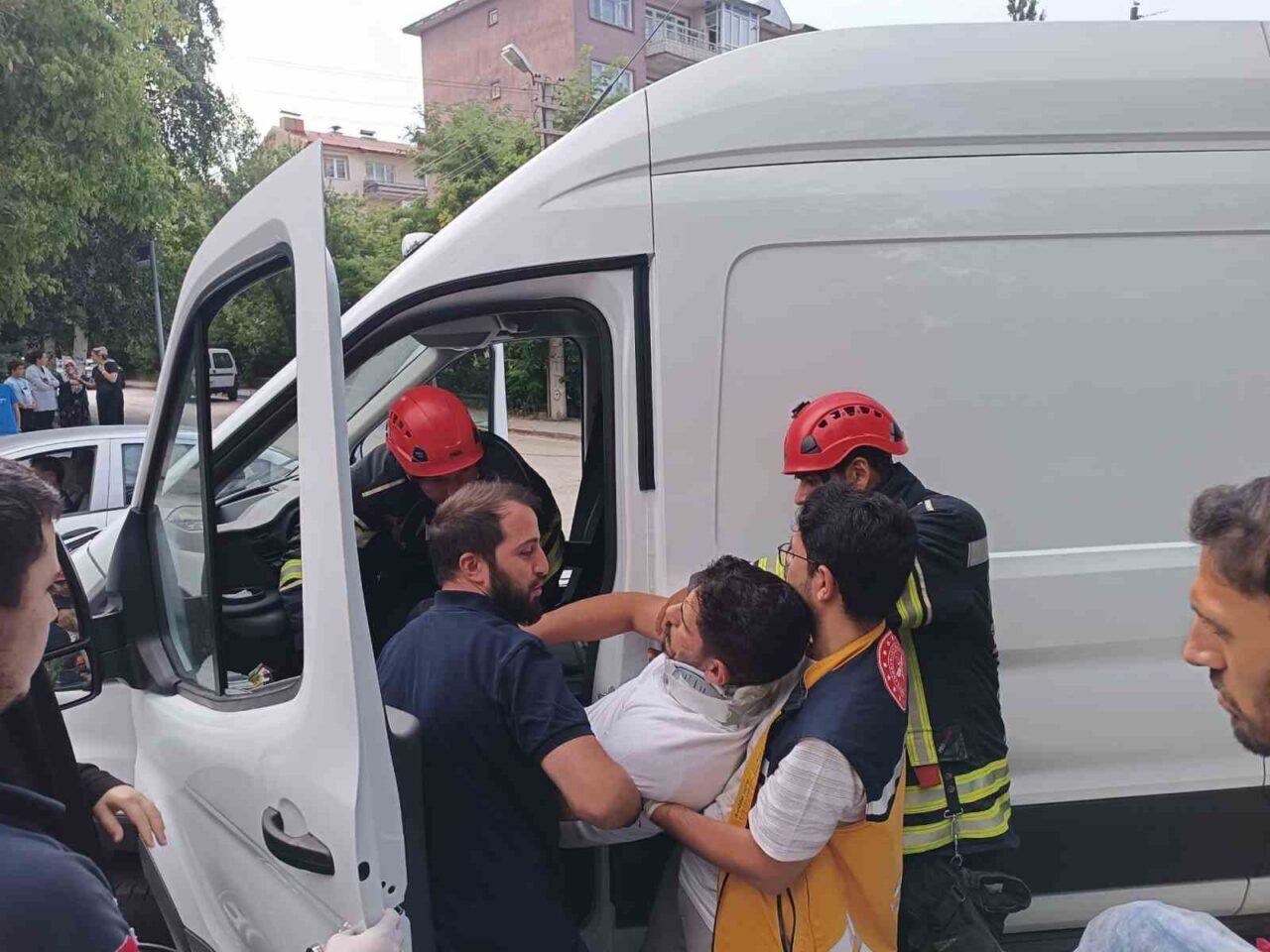Erzurum’da aracı içinde sıkışan ve mahsur kalan bir vatandaş ekiplerin