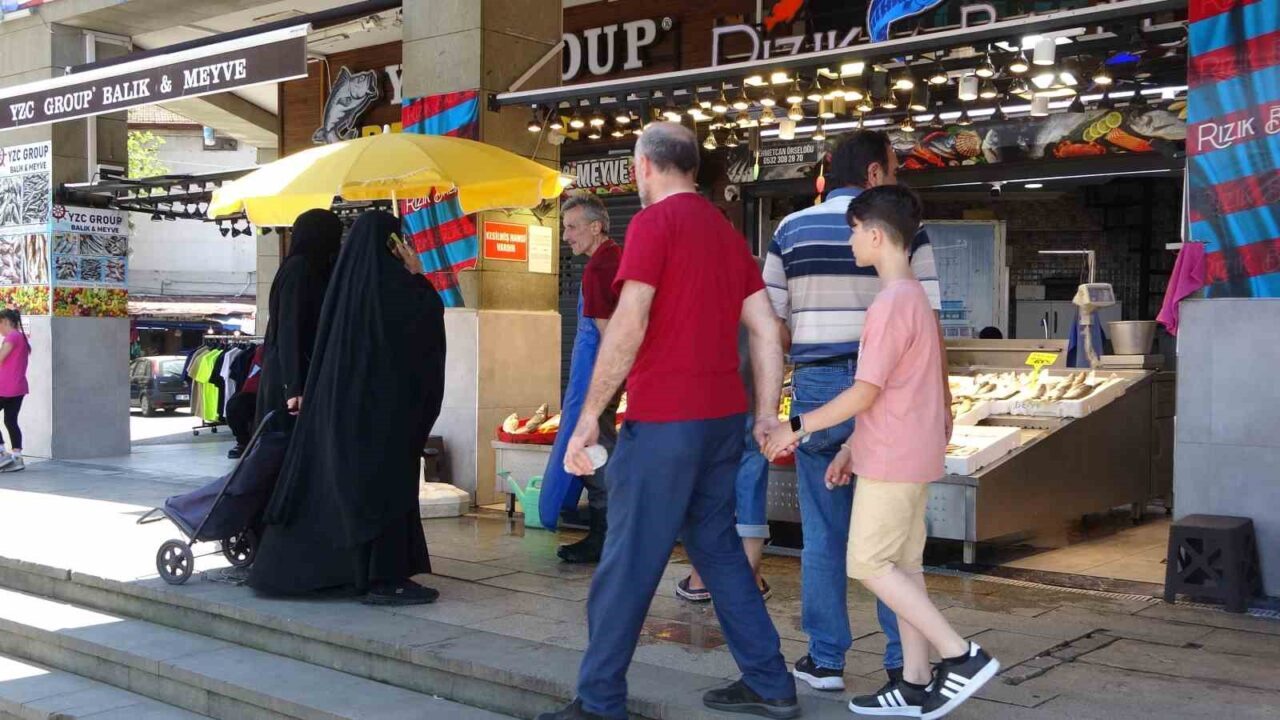 Trabzon’da balık tezgahları yaz sıcağına rağmen boş kalmazken, özellikle Arap