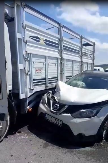 Ardahan’da kamyonet ile otomobilin çarpıştığı kazada 1 kişi yaralandı. Edinilen