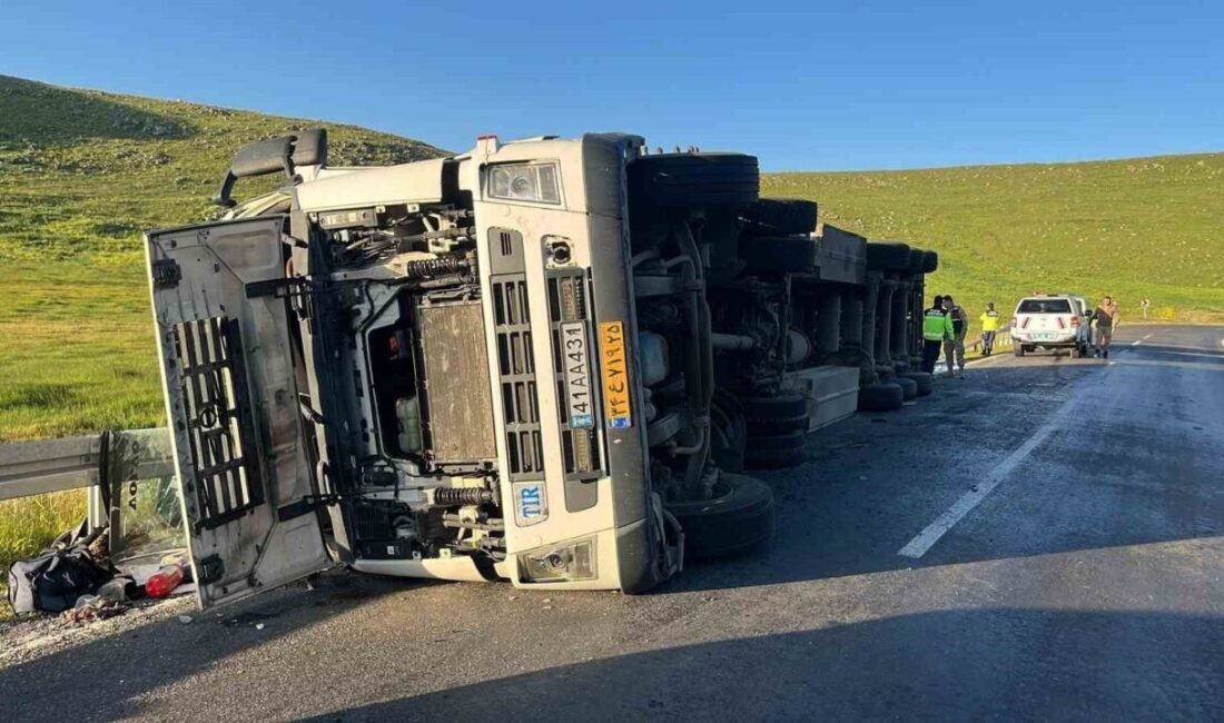 Ardahan-Göle karayolunda devrilen tırın sürücüsü yaralandı. Göle-Kars karayolunun Eskidemirkapı köyü
