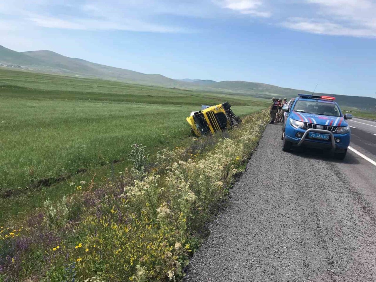 Ardahan-Kars karayolunda tırın şarampole devrildiği kazada 1 kişi yaralandı. Kaza,