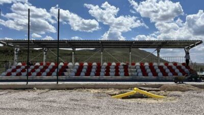 Bayburt’un Arpalı beldesindeki spor tesislerinin yenilenme çalışmaları hızla devam ederken,