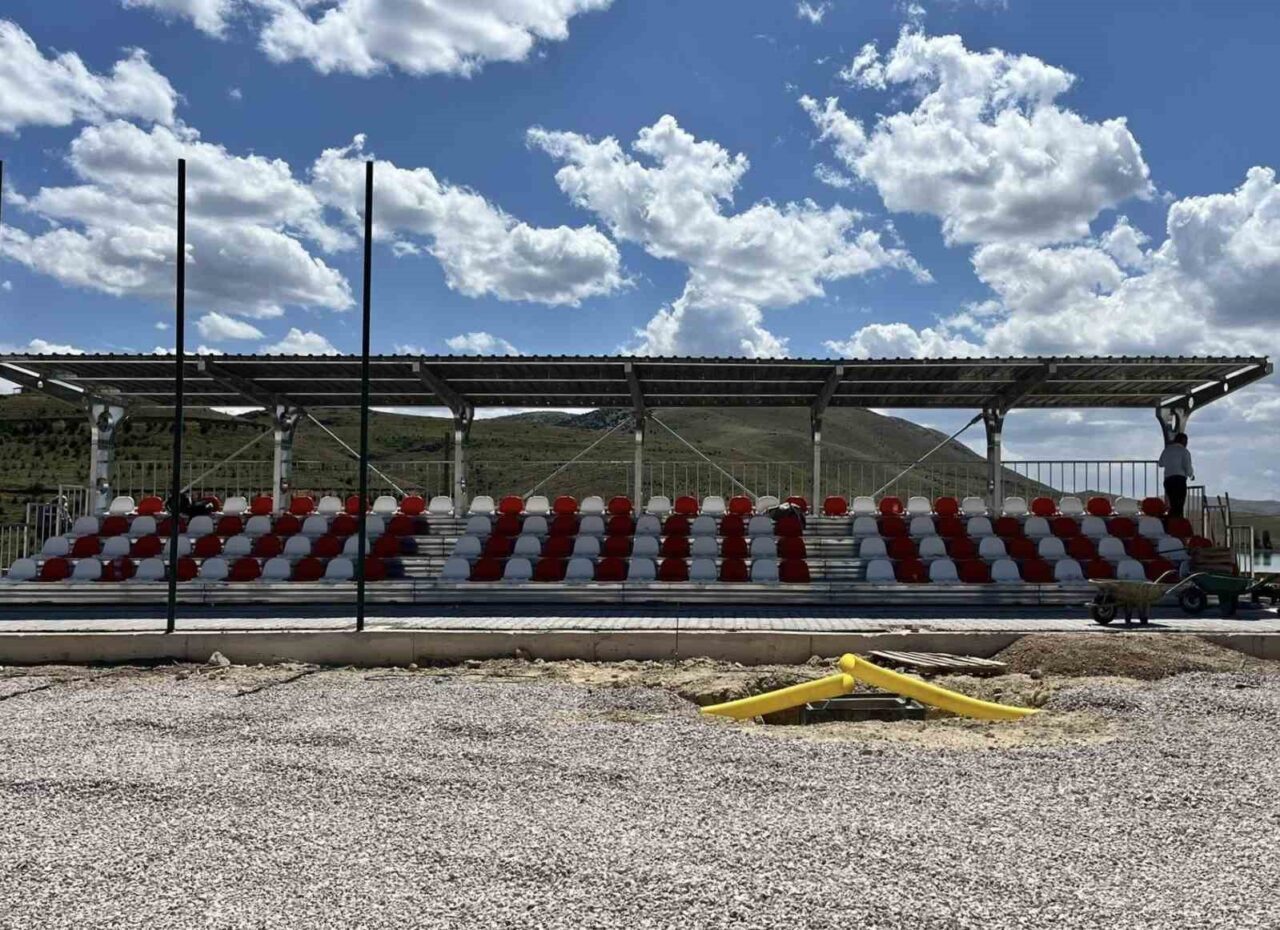 Bayburt’un Arpalı beldesindeki spor tesislerinin yenilenme çalışmaları hızla devam ederken,