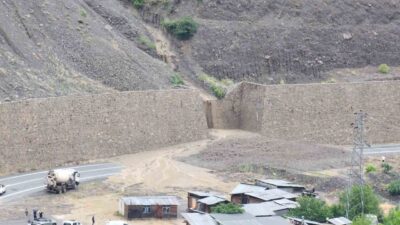 Artvin’in Yusufeli ilçesinde meydana gelen heyelan nedeniyle karayolu ulaşıma kapandı.