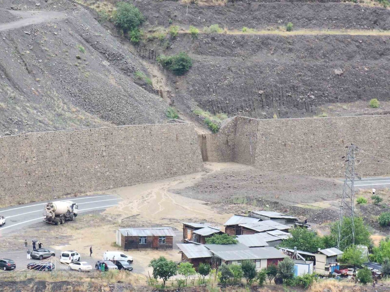 Artvin’in Yusufeli ilçesinde meydana gelen heyelan nedeniyle karayolu ulaşıma kapandı.