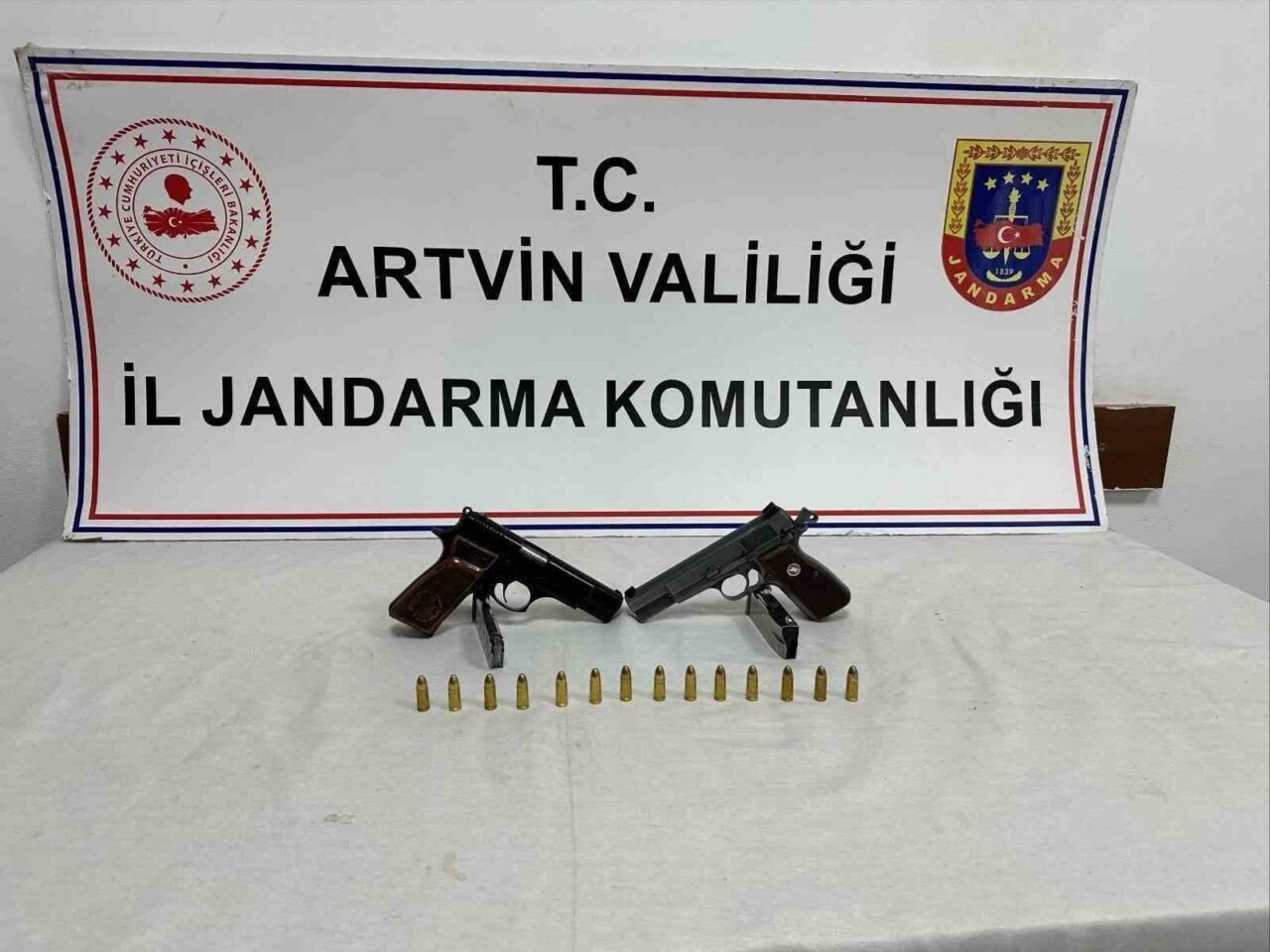 Artvin’in Borçka ilçesinde silah seslerinin duyulması üzerine harekete geçen jandarma