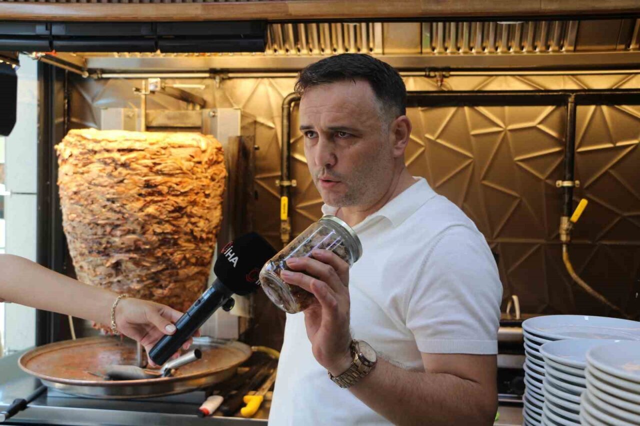 Yıllar önce Artvin’den Rize’ye getirdiği kuzu döner kültürünü telefonlarla aldığı