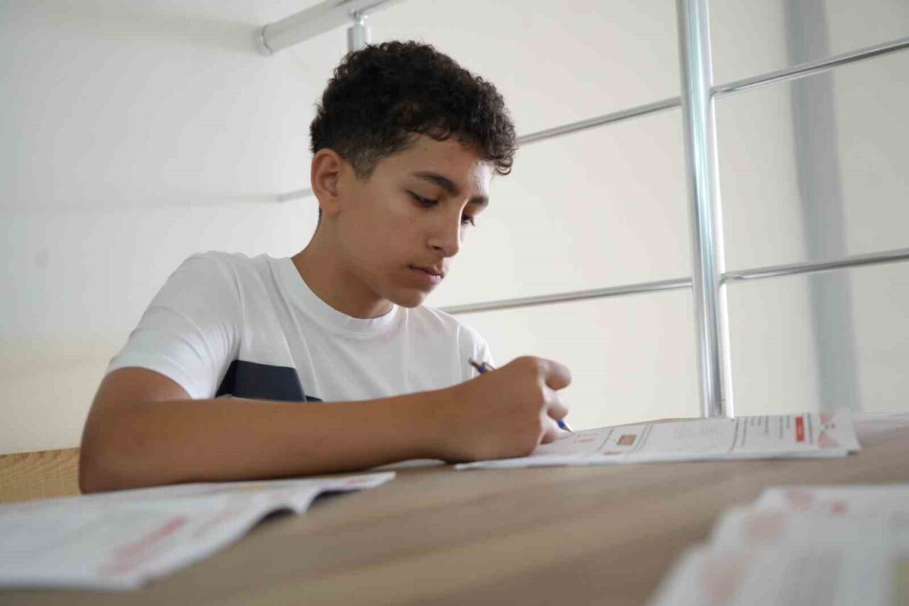 Bayburt Şehitler Ortaokulu öğrencisi Hasan İmamoğlu, disiplinli ve azimli çalışmayla