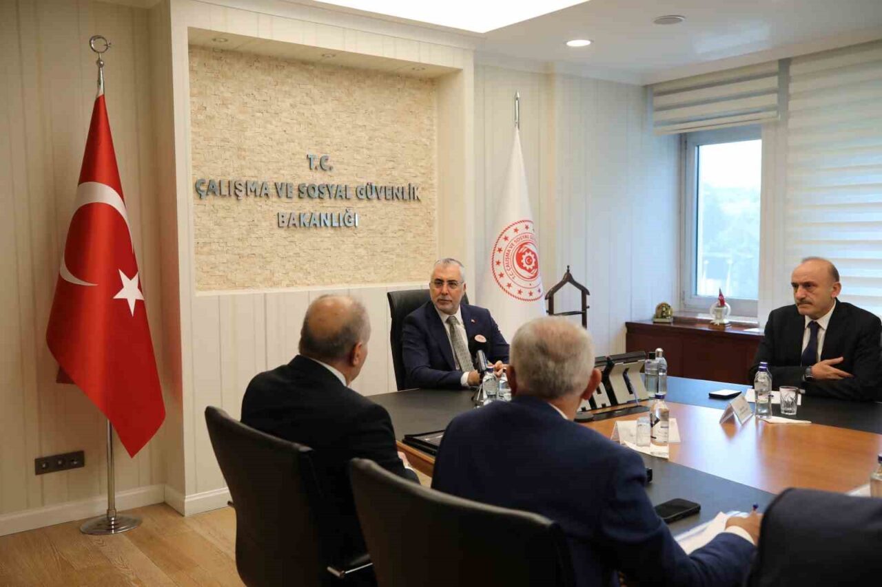 Çalışma ve Sosyal Güvenlik Bakanı Vedat Işıkhan, “İşçilerimize birinci altı