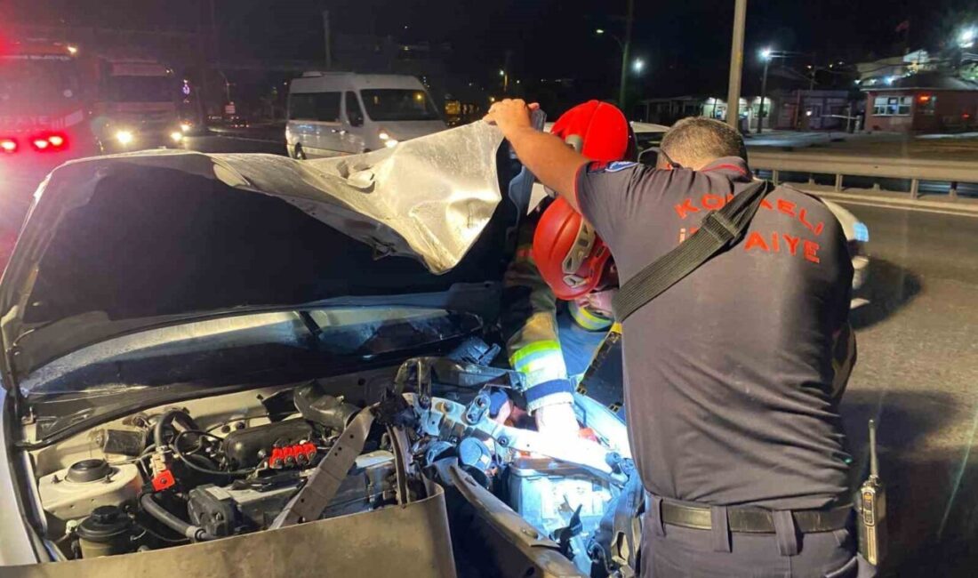 Kocaeli D100 Karayolu’nda meydana gelen kazada otomobil, yol ayrımında bariyerlere