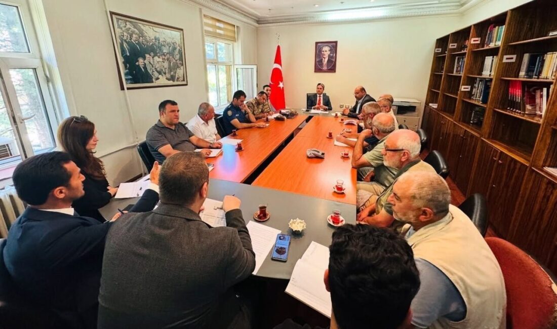 Başbağlar Şehitlerini Anma Programı için güvenlik toplantısı düzenlendi Kemaliye Kaymakamı Emirhan Arıkan, Başbağlar Şehitlerini Anma Programı öncesi güvenlik
