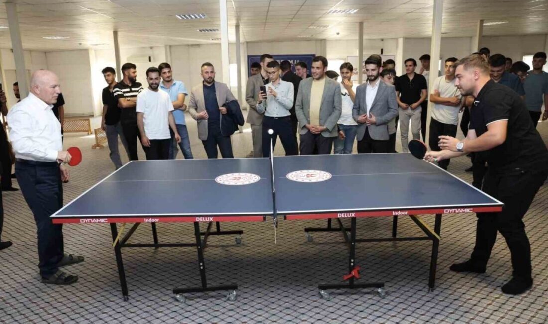 Erzurum Büyükşehir Belediye Başkanı Mehmet Sekmen, Pasinler ilçesinde gençlerle buluştu.