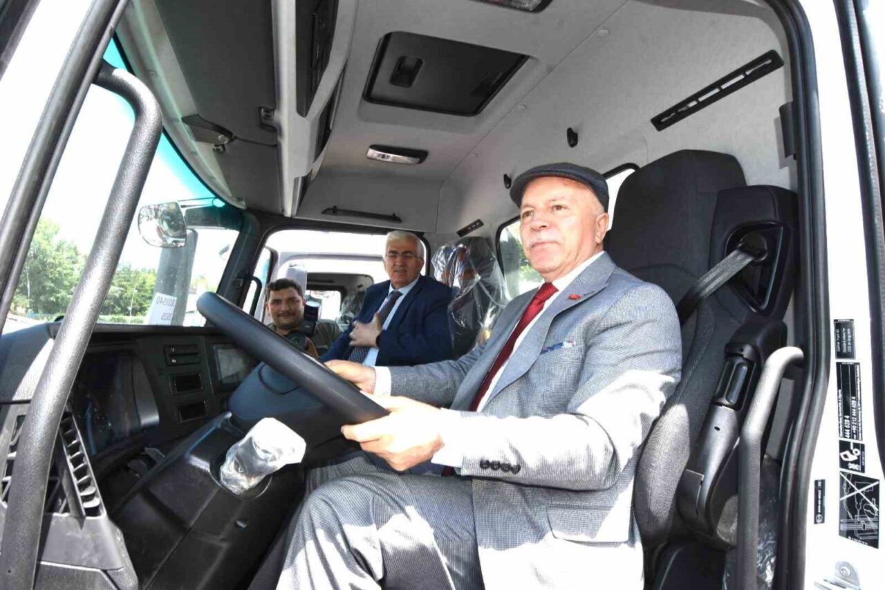 Erzurum Büyükşehir Belediyesi 19’uncu araç filosunu yaptığı törenle hizmete soktu.