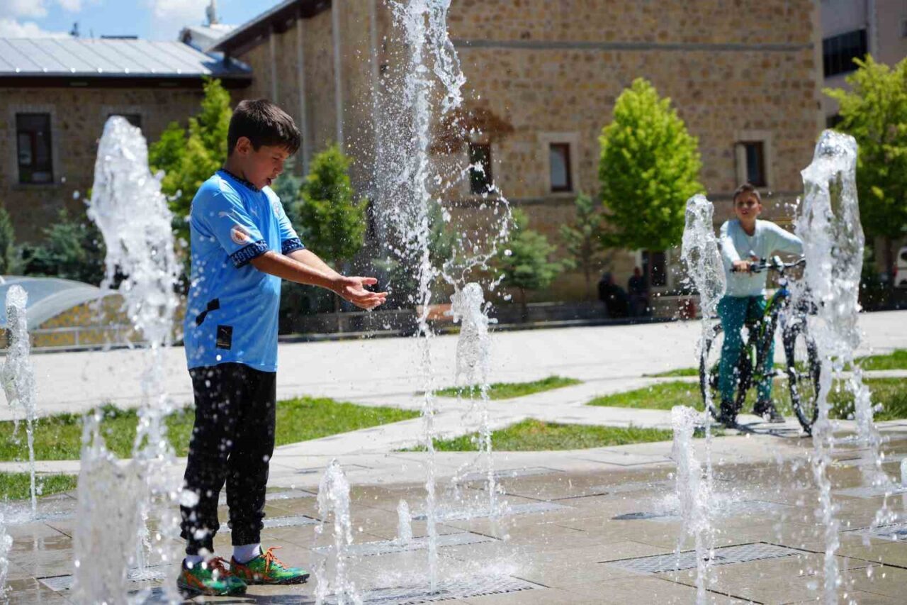 Bayburt’ta beklenen yaz sıcakları nihayet yüzünü gösterdi. Hava sıcaklığının 34-35