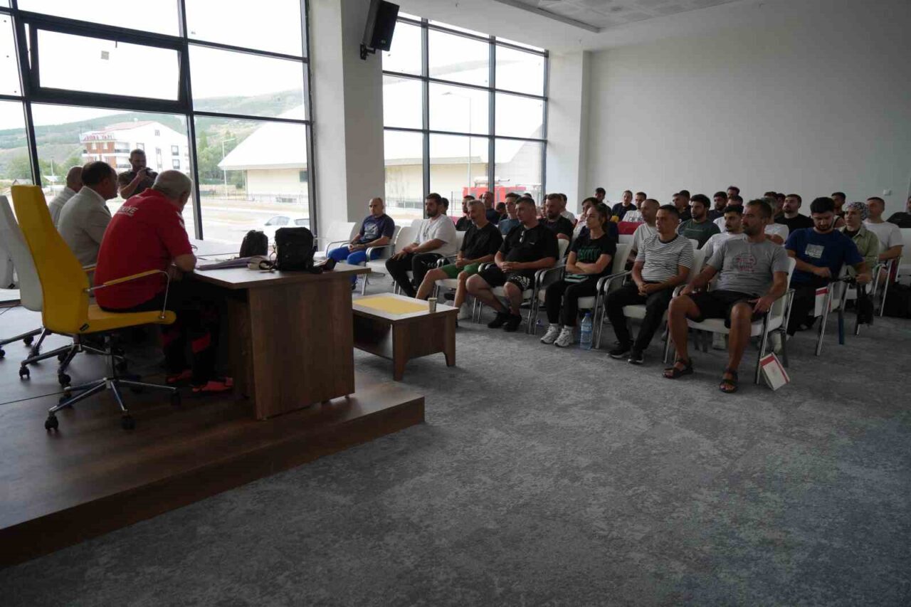 Türkiye Boks Federasyonu tarafından Bayburt’ta düzenlenen 1. Kademe Yardımcı Boks