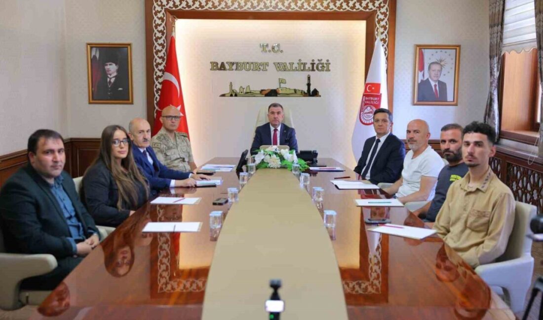 Bayburt’ta asayiş olayları düşmeye devam ediyor Bayburt Valisi Mustafa Eldivan, Asayiş Bilgilendirme Toplantısı’nda basın mensuplarıyla bir