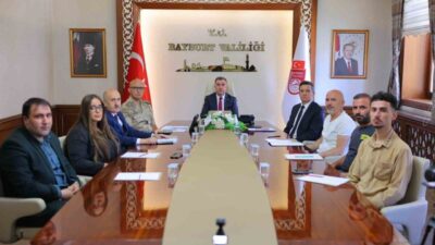 Bayburt Valisi Mustafa Eldivan, Asayiş Bilgilendirme Toplantısı’nda basın mensuplarıyla bir