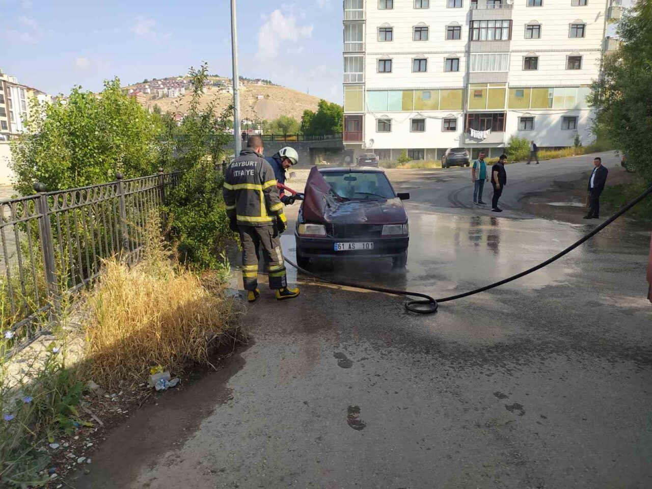 Bayburt’ta Taş Köprü civarında park halinde bulunan bir otomobilde çıkan