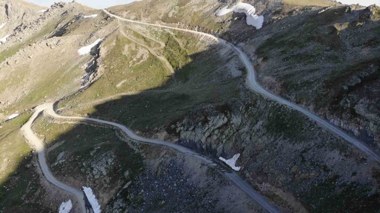 Bayburt’un Üzengili Yaylası’ndan Trabzon’a ulaşım sağlanan stabilize yolun bozuk oluşu,