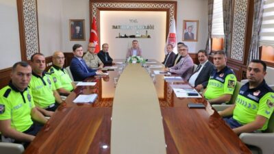 Bayburt’ta İl Trafik Komisyonu toplantısı yapıldı. Vali Mustafa Eldivan’ın başkanlığında