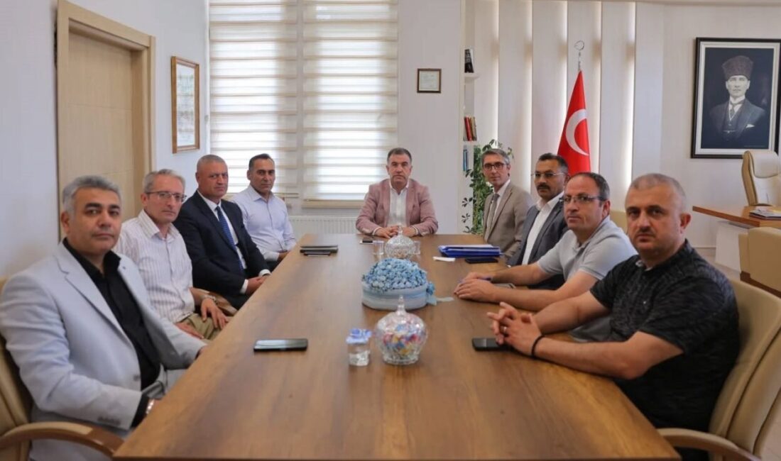Bayburt’ta yeni eğitim-öğretim yılı öncesi hazırlık toplantısı yapıldı Bayburt’ta yeni eğitim-öğretim yılı hazırlıkları kapsamında değerlendirme toplantısı yapıldı. Toplantıda,