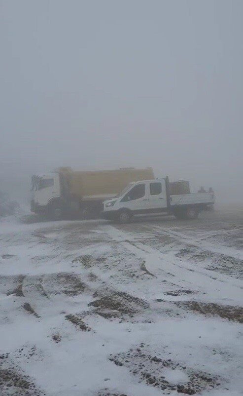 Bayburt’un yüksek kesimlerinde, özellikle Soğanlı Dağı’nda, sabah saatlerinde başlayan kar