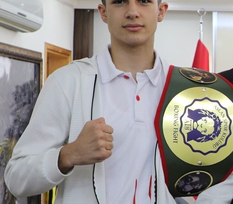 Bayburtlu milli sporcu Bedirhan Akburak, Balkan şampiyonu oldu. Akburak, finalde