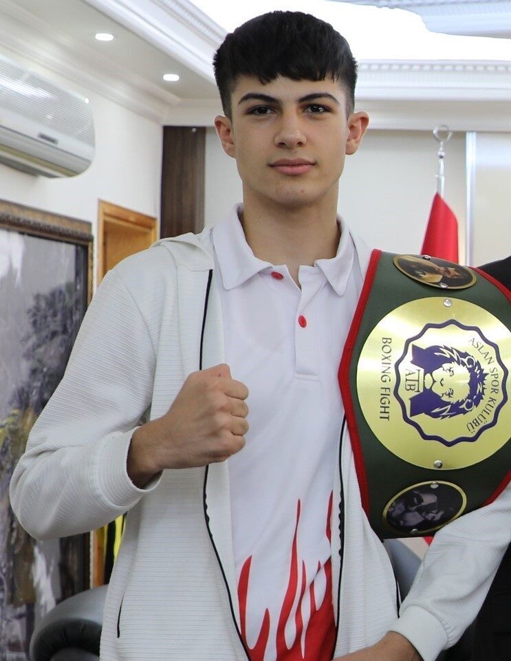 Bayburtlu milli sporcu Bedirhan Akburak, Balkan şampiyonu oldu. Akburak, finalde