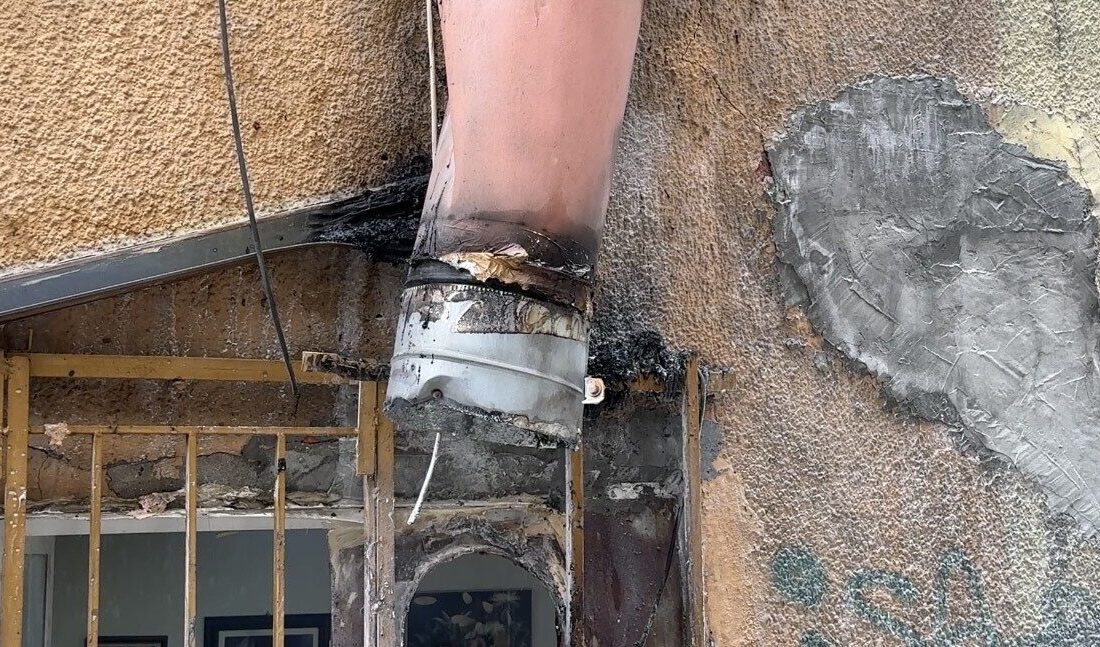 İstanbul Beyoğlu’nda bir iş yerinin bacasında çıkan yangın paniğe neden